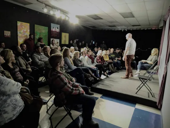 An improviser performing for a packed house